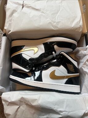 NWT Air Jordan 1 mid se size 8